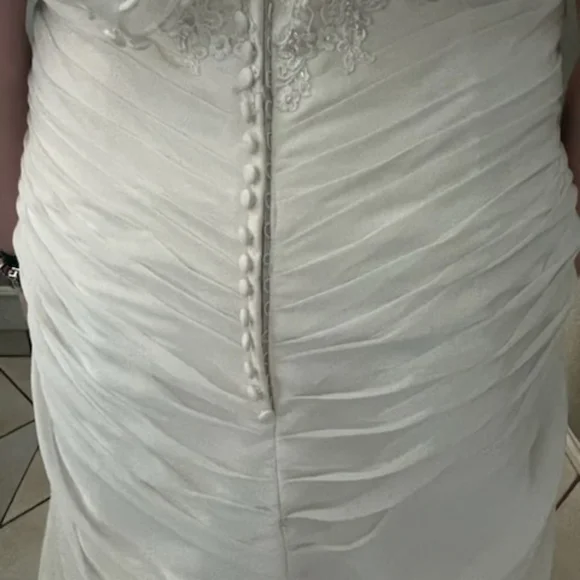 Gorgeous, plus size, off white, never worn wedding dress - Picture 5 of 9